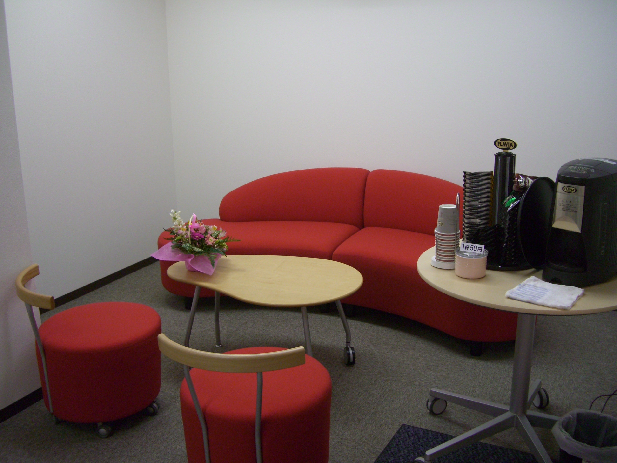 新オフィス赤いソファ